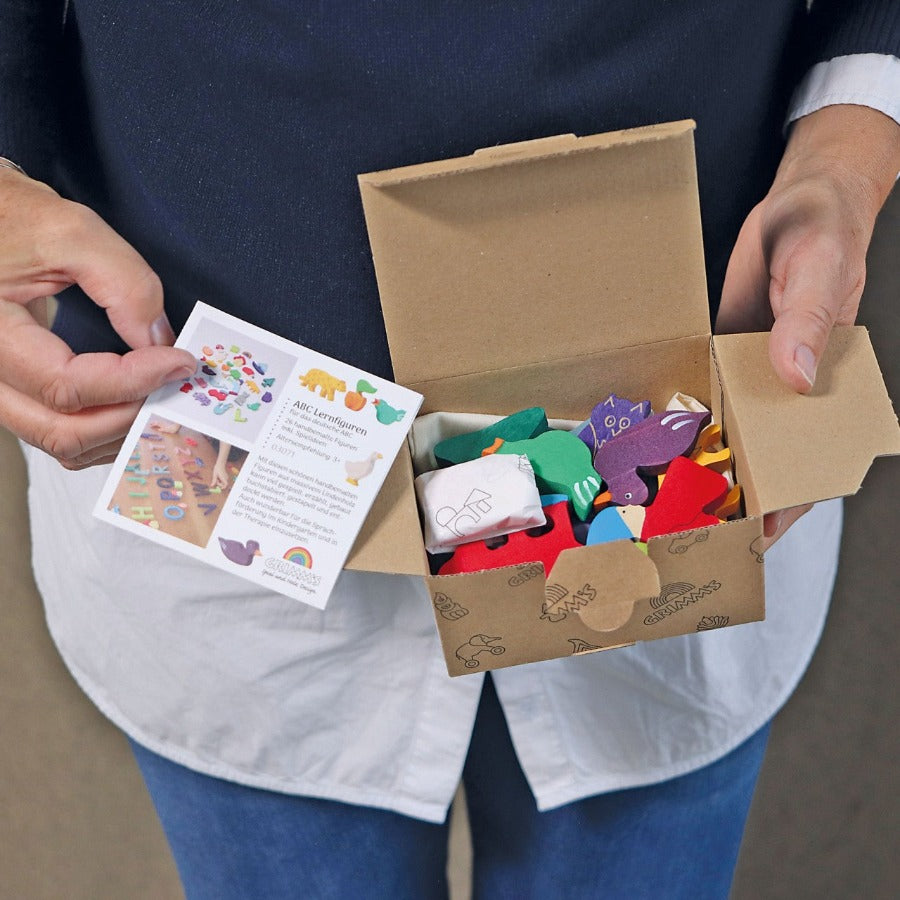 ABC Lernfiguren von GRIMM'S in der Verpackung mit Spielideen