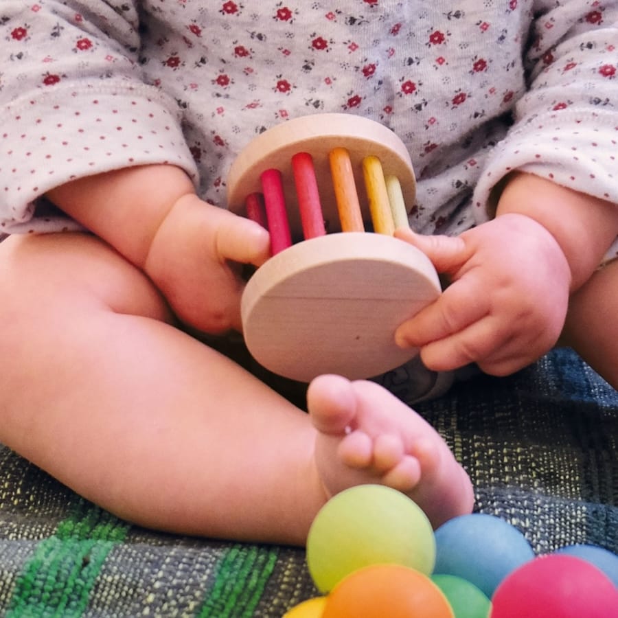 GRIMM'S babyspielzeug Grimm's Mini Babyroller Rassel, aus Holz