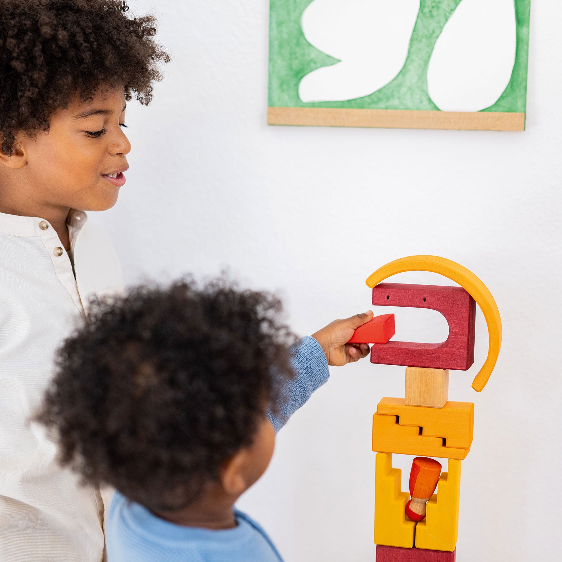 Kinder spielen mit Holzbausteinen von GRIMM'S