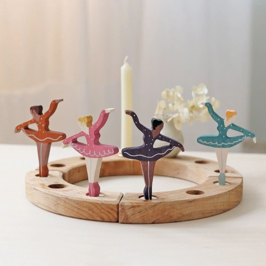 GRIMM'S Geburtstagsdekoration GRIMM’S Steckfigur Ballerina „Fliederduft“ – handbemalte Dekoration