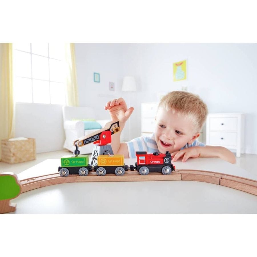 Hape Züge & Eisenbahnsets Hape Fracht-Set mit batteriebetriebener Lok & Magnetkran – Eisenbahnspielzeug ab 3 Jahre