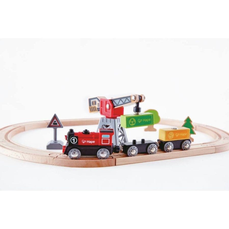 Hape Züge & Eisenbahnsets Hape Fracht-Set mit batteriebetriebener Lok & Magnetkran – Eisenbahnspielzeug ab 3 Jahre