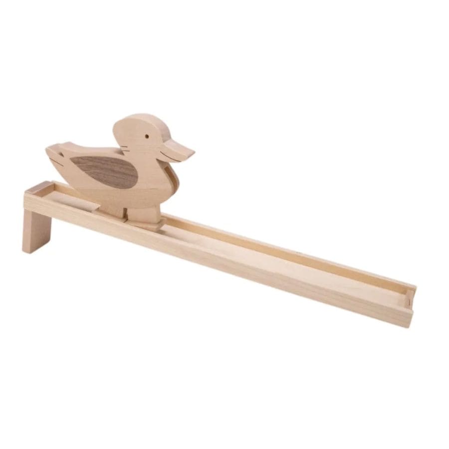 Lauftier Ente aus Holz auf schiefer Rampe