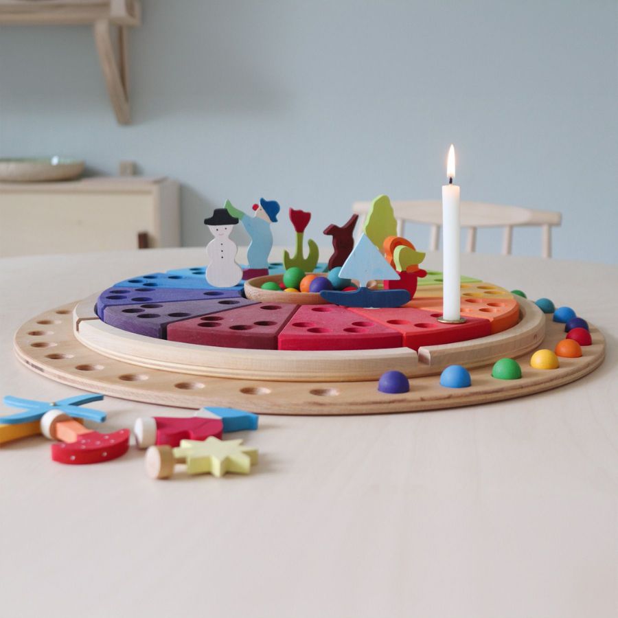 Grimm’s Jahreskreis – Holz-Jahreszyklus mit 12 Segmenten & Dekoration