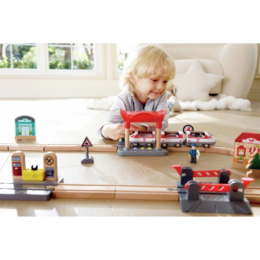 Hape Züge & Eisenbahnsets Hape – Bahnhof mit Durchsagefunktion, Interaktive Holzbahn-Erweiterung, ab 3 Jahre