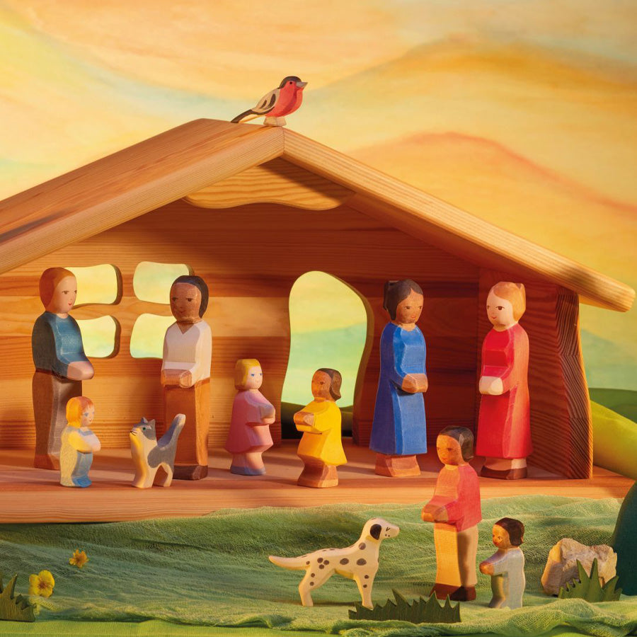 Spielszene Familie mit Holzfiguren von Ostheimer