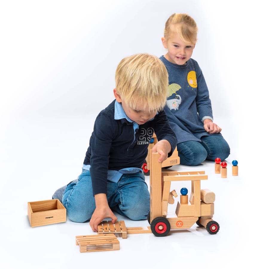 Fagus Holzfahrzeug Fagus Gabelstapler Holzspielzeug ab 3 Jahren – lenkbar mit 2 Figuren & Europalette