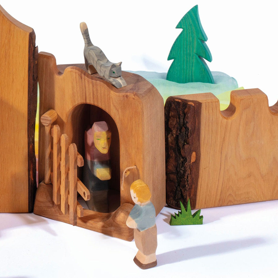 Die böse Hexe lockt Hänsel in ihr Haus - Ostheimer Holzfiguren