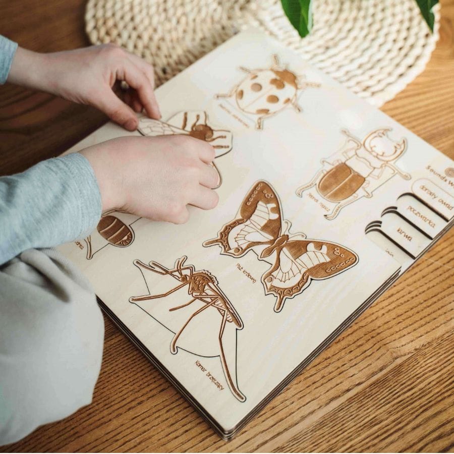 Stuka Puka Puzzle Sounds Wood Holzpuzzle „Bug’s Life“ – Insekten-Lebenszyklen, ab 5 Jahren