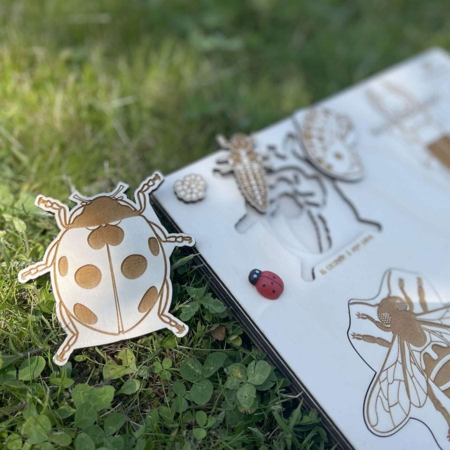 Stuka Puka Puzzle Sounds Wood Holzpuzzle „Bug’s Life“ – Insekten-Lebenszyklen, ab 5 Jahren