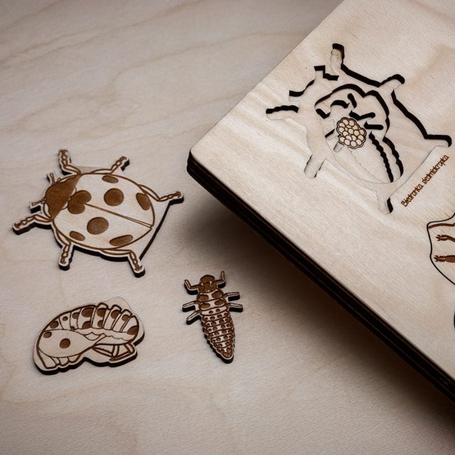 Stuka Puka Puzzle Sounds Wood Holzpuzzle „Bug’s Life“ – Insekten-Lebenszyklen, ab 5 Jahren