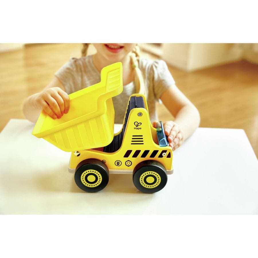Hape Holzfahrzeug Hape Kipplaster – 3-teiliges Baustellen-Spielzeug aus Holz ab 2 Jahren