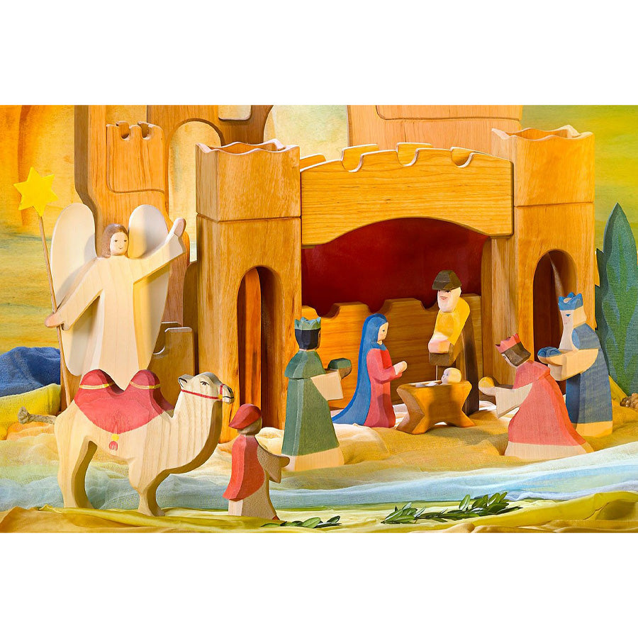 Krippenszene mit Holzfiguren von Ostheimer