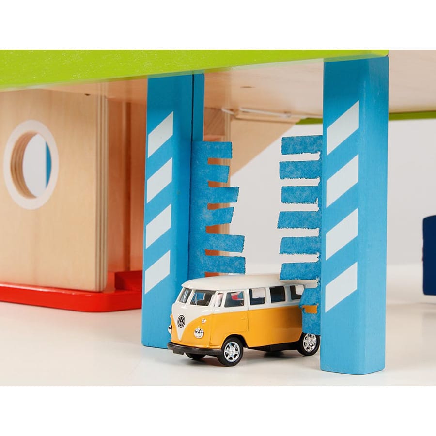 Goki Spielfahrzeug-Zubehör Goki Parkhaus aus Holz, 3 Ebenen, mit Aufzug, Tankstelle & Waschanlage