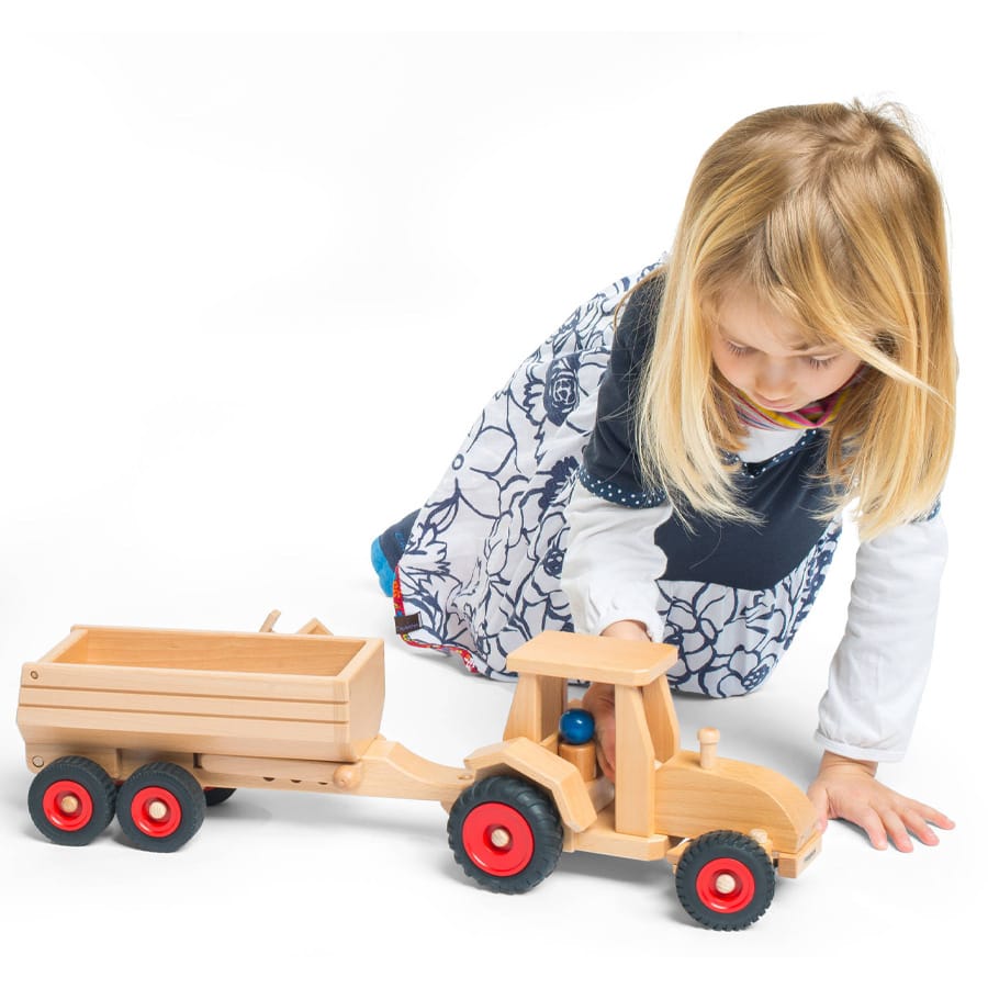 Fagus Holzfahrzeug Fagus Schlepper aus Holz – Ab 2 Jahren, mit 2 Holzfiguren & gummierten Rädern