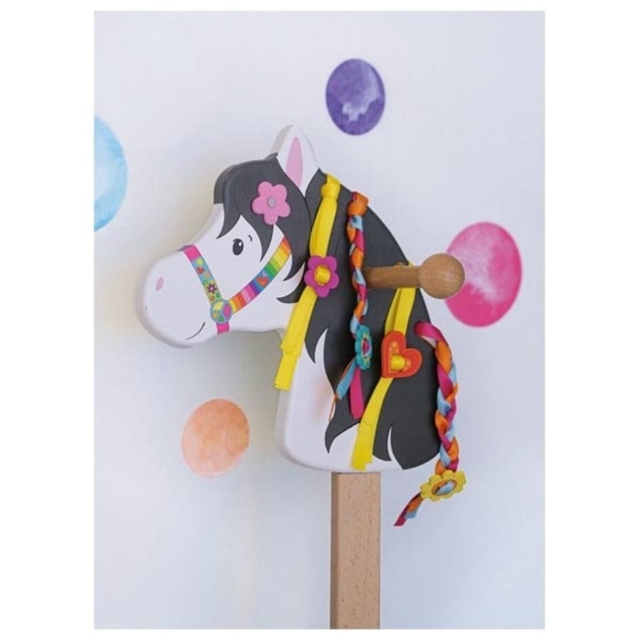 Goki Bewegungsspielzeug Goki Steckenpferd Lili – farbenfrohes Hobby Horse aus Holz ab 3 Jahren