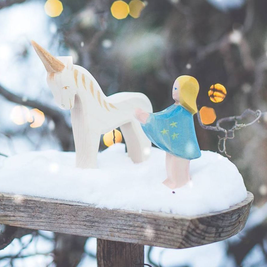 Sterntaler-Kind mit EInhorn - Holzfiguren von Ostheimer