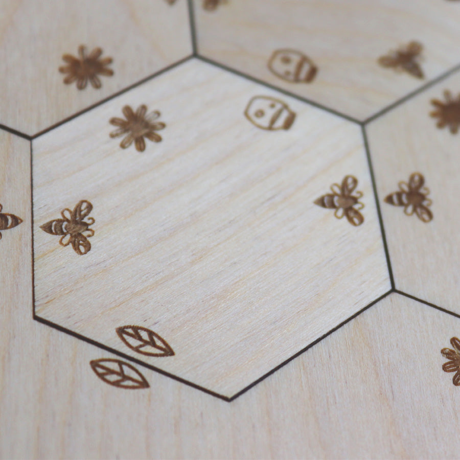 Rätselspiel mit Symbolen zum Thema "Biene" aus Holz
