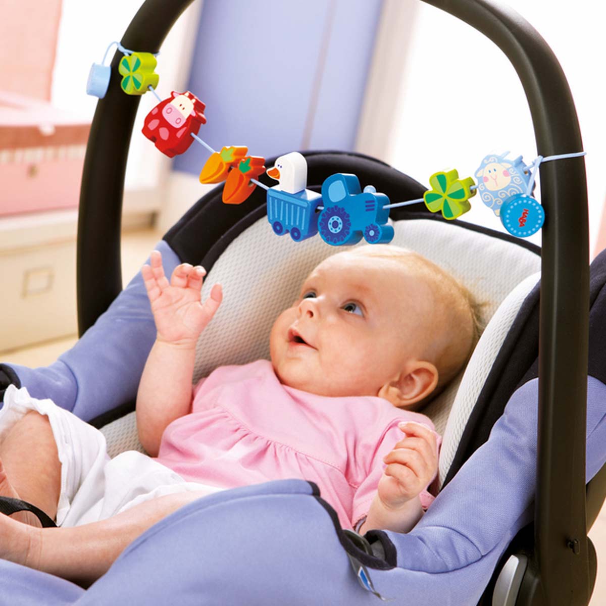 Baby mit Kinderwagenkette Muh & Mäh von HABA