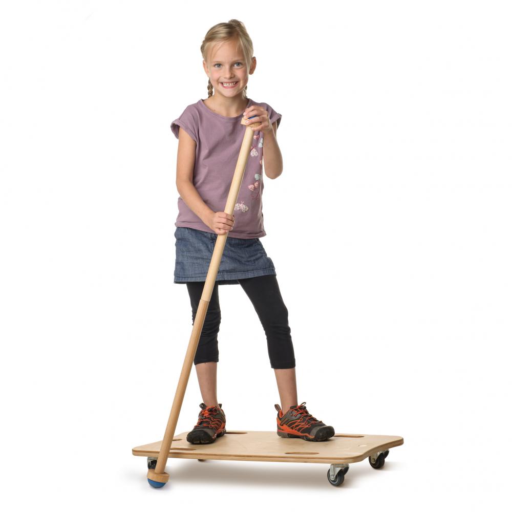 Mädchen fährt Gondoliere mit Paddelset und Rollbrett von Erzi