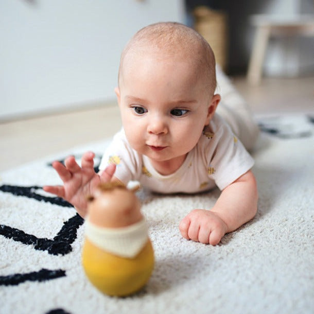 Stehaufspielzeug aus Holz für Babys