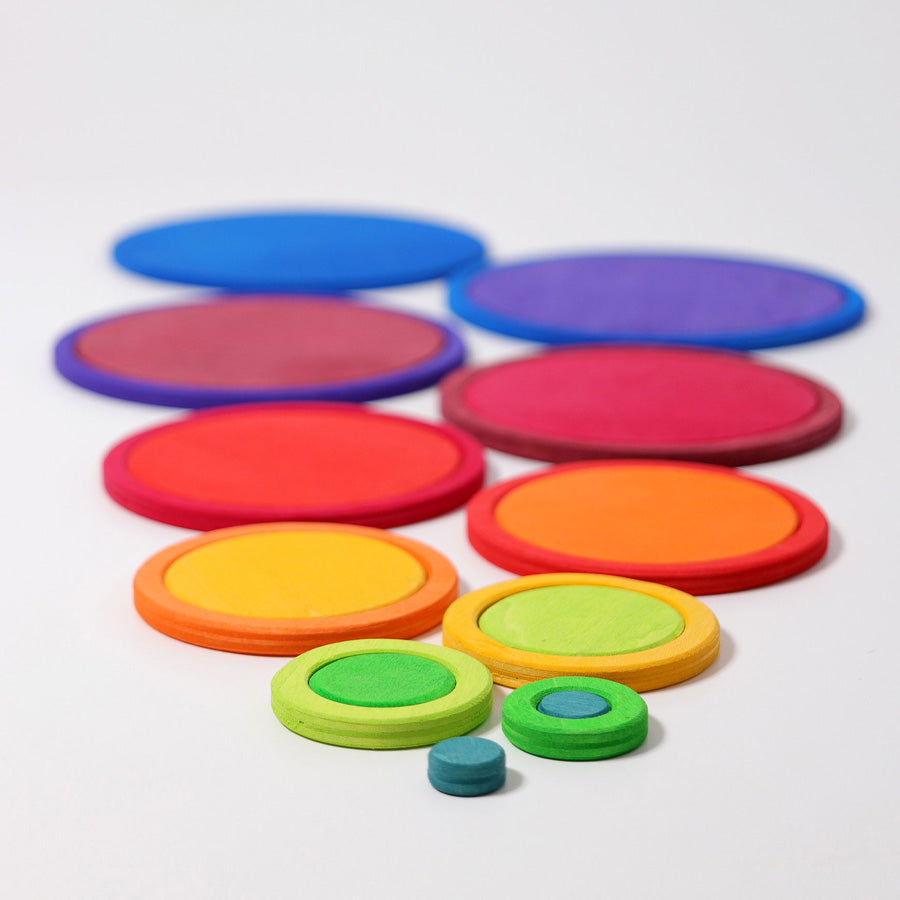Legespiel aus bunten Holzkreisen und -Ringen