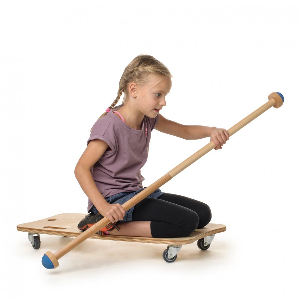 Mädchen fährt Kajak mit dem Paddelset auf dem Erzi Rollbrett