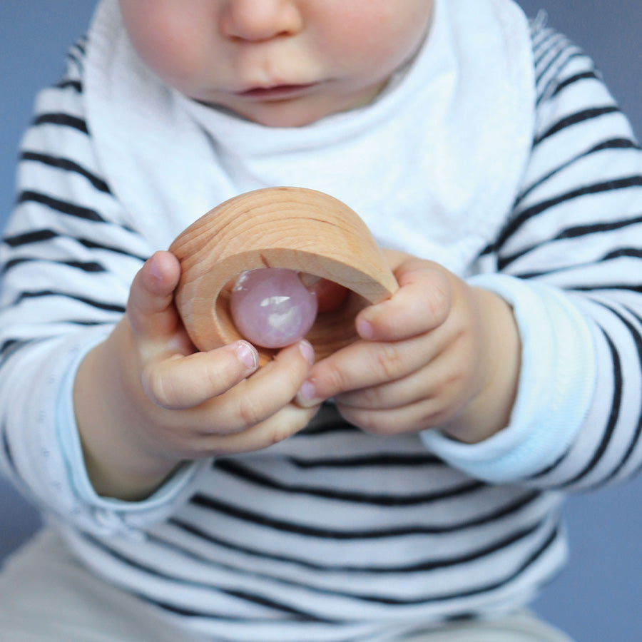 Natürliches Spielzeug für Babys Rosenquarzrassel von GRIMMS