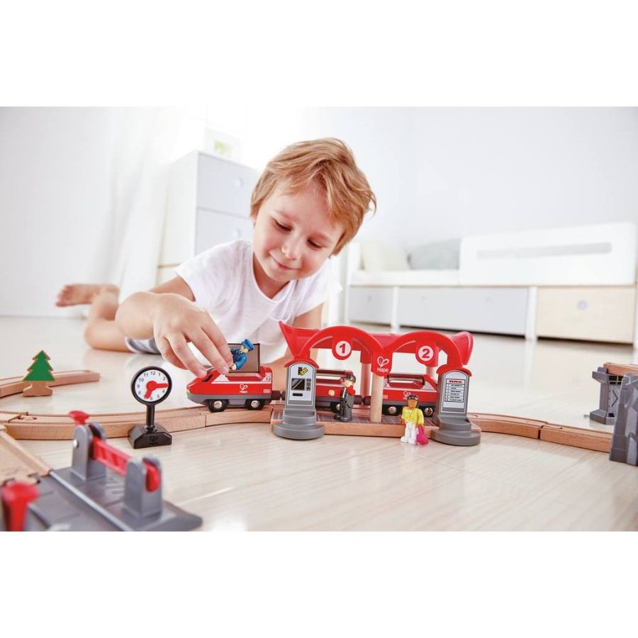 Hape – Eisenbahn-Set „Verkehrsreiche Stadt“, Holzbahn für kreatives Spielen, ab 3 Jahren