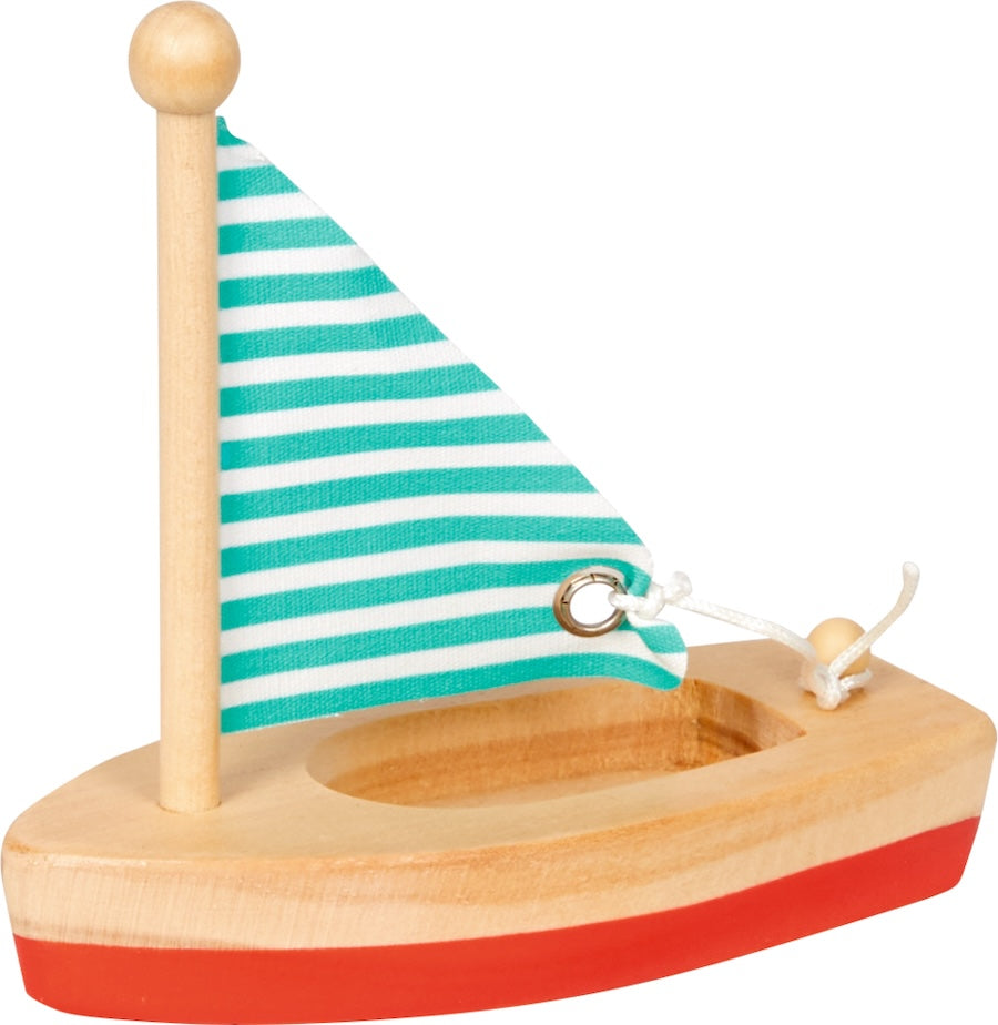 Kleines Segelboot aus Holz