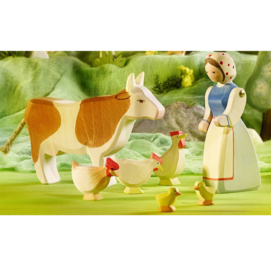 Szene mit Ostheimer Holzfiguren Bäuerin mit Hühnern und Kuh