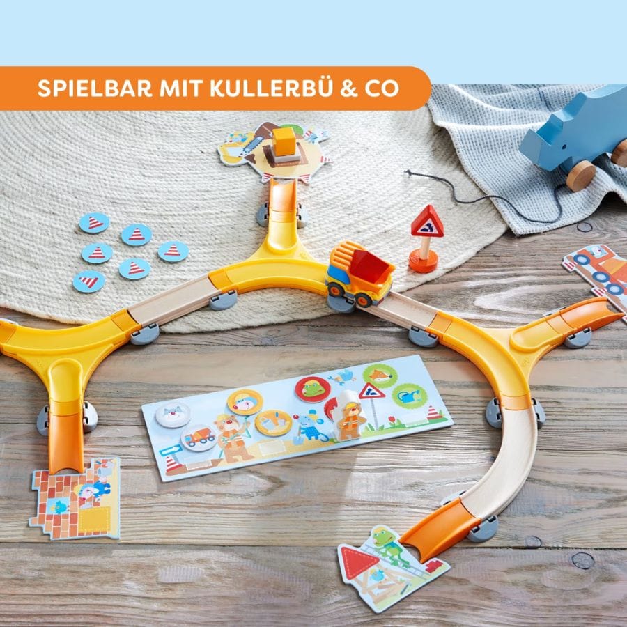 HABA Baustelle kombinierbar mit Kullerbü-Spielbahnen – Muldenkipper auf Kugelbahn mit Spielkarten und Pylon-Plättchen