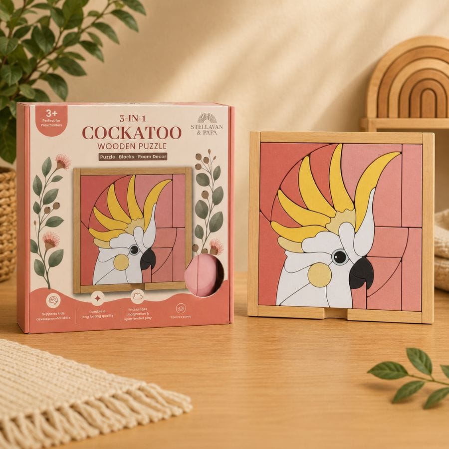 Stellavan & Papa Kakadu-Puzzle auf Holzständer neben Verpackung – Puzzle, Bausteine und Kinderzimmer-Dekoration
