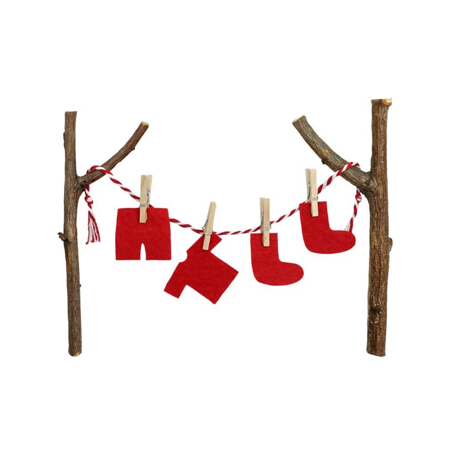 Tanner Wichtel-Wäscheleine aus Holz mit roter Wichtelkleidung – Hose, Shirt, Stiefel und Socke an Astgabeln