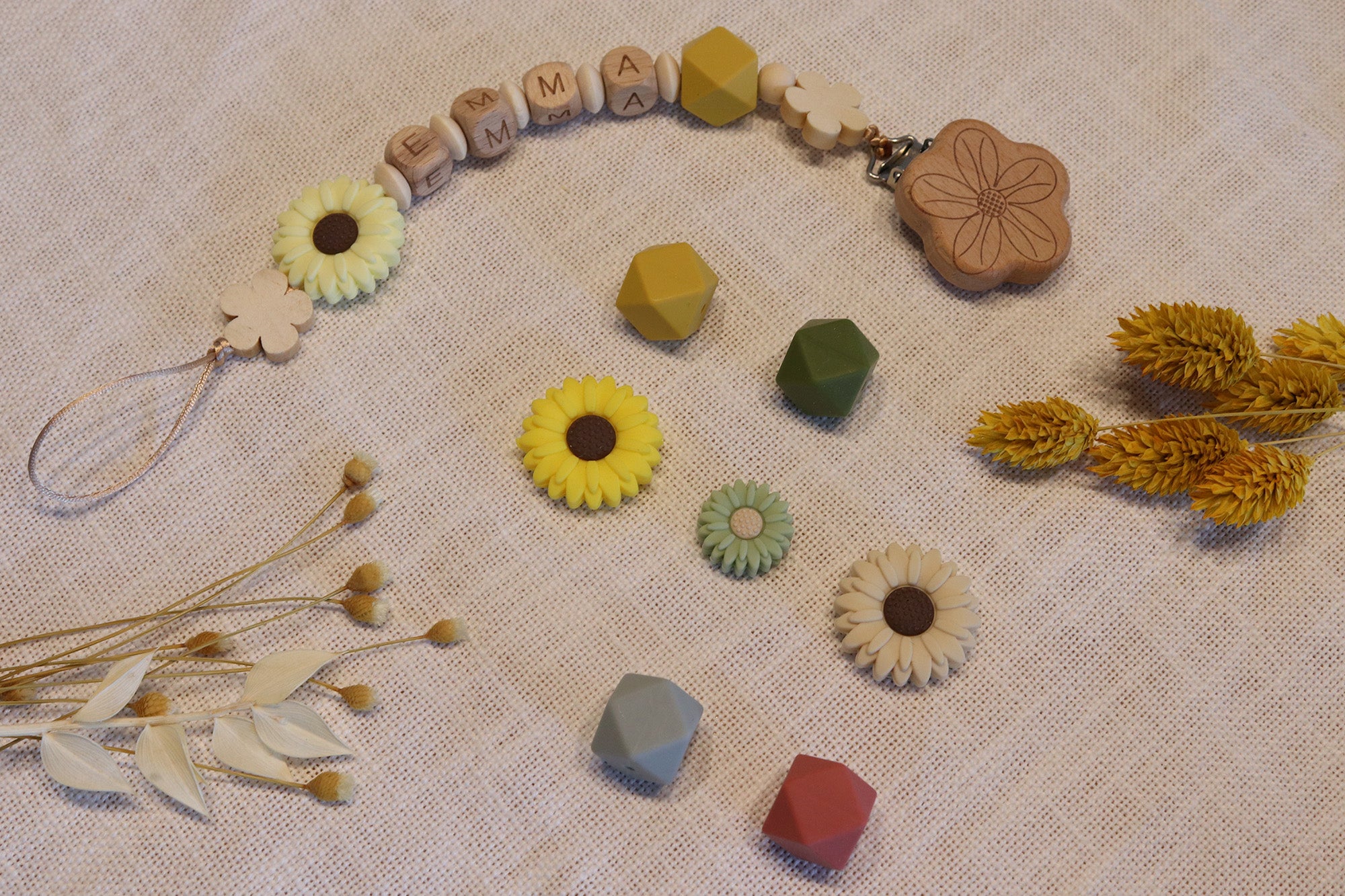 personalisierte Schnullerkette Blumenwiese mit Holzperlen und Silikonelementen